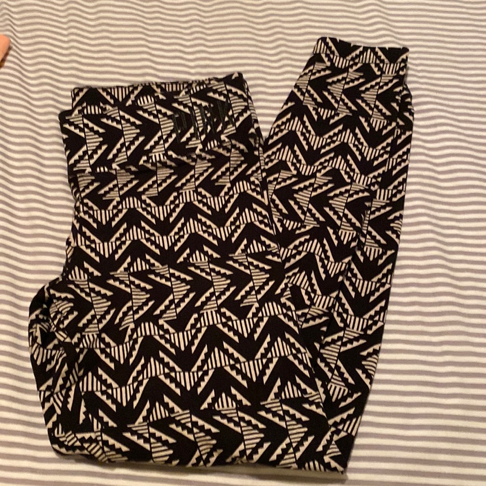 Womens PINK leggings. Like new. Medium